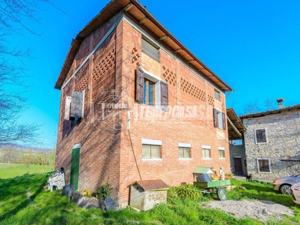 casa indipendente in vendita a Viano in zona Tabiano