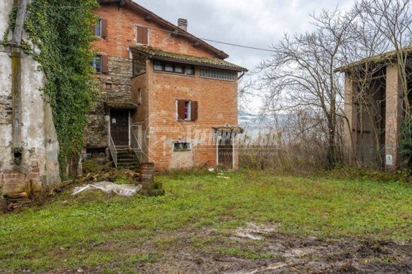 casa indipendente in vendita a Viano in zona Tabiano