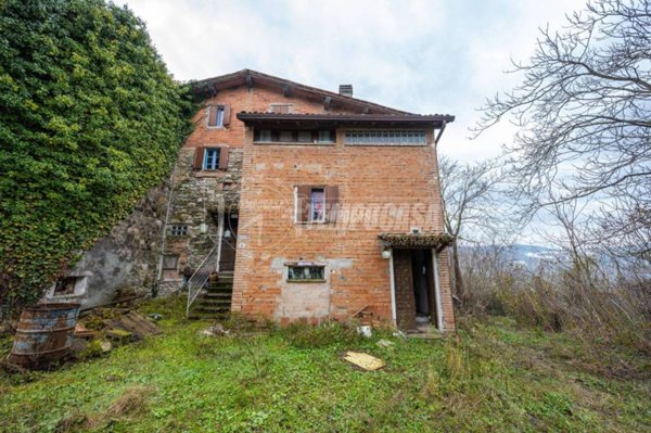 casa indipendente in vendita a Viano in zona Tabiano