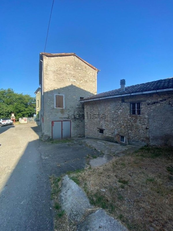 rudere in vendita a Viano in zona Ca' de' Pazzi