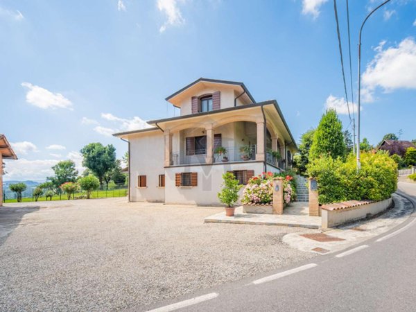 casa indipendente in vendita a Viano in zona Ca' Bertacchi