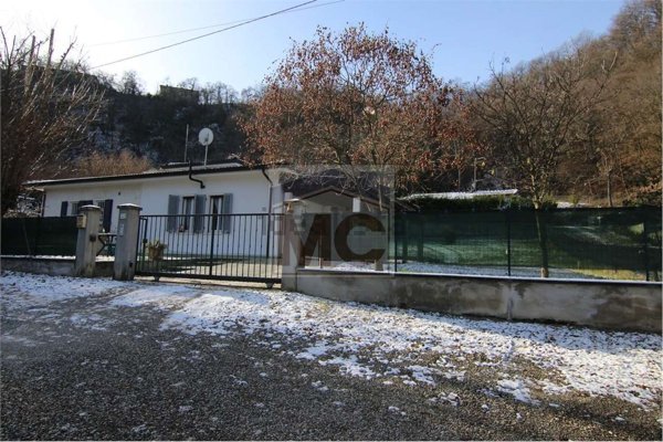 appartamento in vendita a Viano in zona Regnano