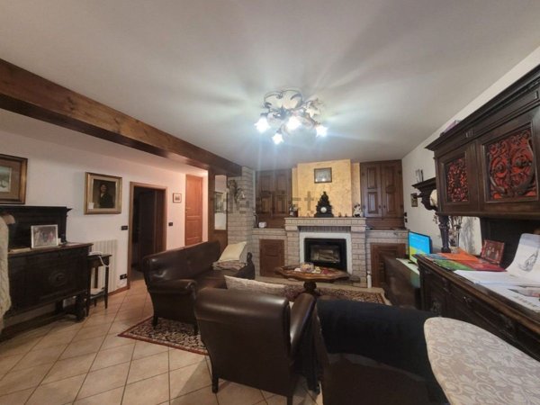 casa indipendente in vendita a Viano in zona Prediera