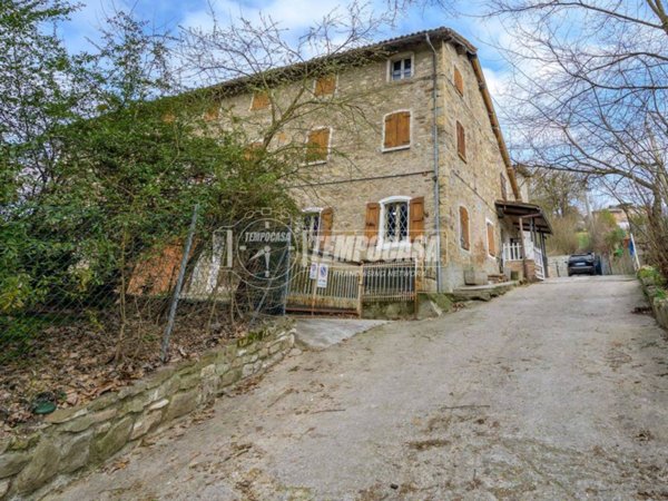 casa indipendente in vendita a Viano in zona Fagiano