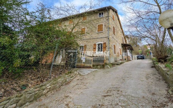 casa indipendente in vendita a Viano in zona Fagiano