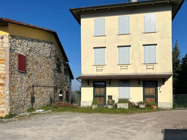 casa indipendente in vendita a Viano in zona Regnano