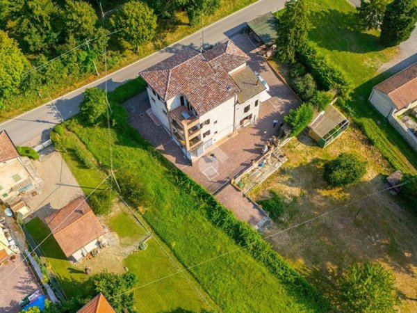 casa indipendente in vendita a Viano in zona Regnano