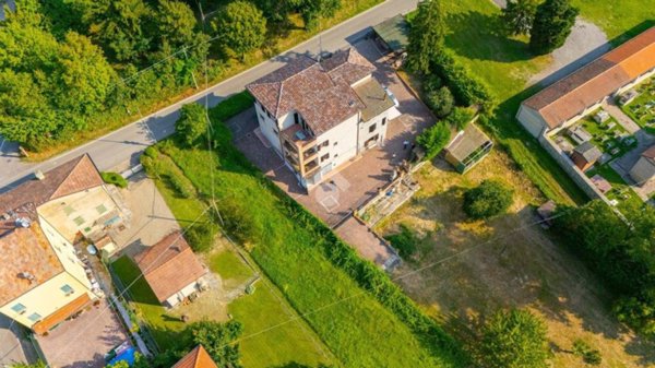 casa indipendente in vendita a Viano in zona Regnano