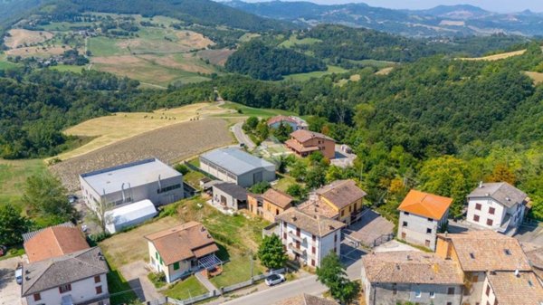 casa indipendente in vendita a Viano in zona Regnano