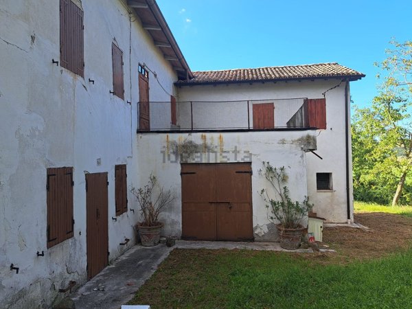 casa indipendente in vendita a Viano