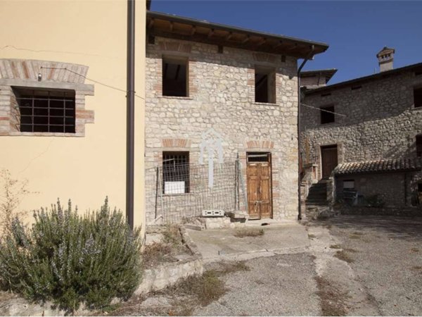 casa indipendente in vendita a Viano in zona Ca' de' Pazzi