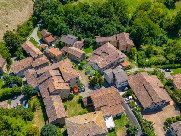 casa indipendente in vendita a Viano in zona Regnano