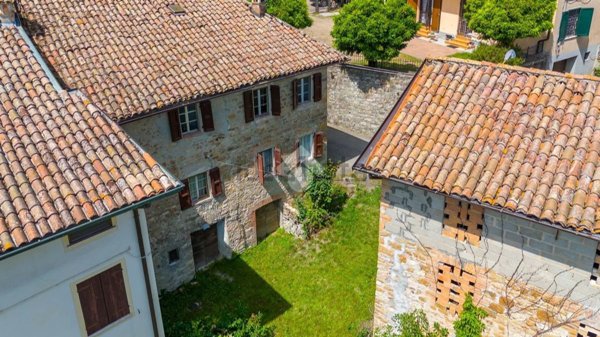 appartamento in vendita a Viano in zona Regnano