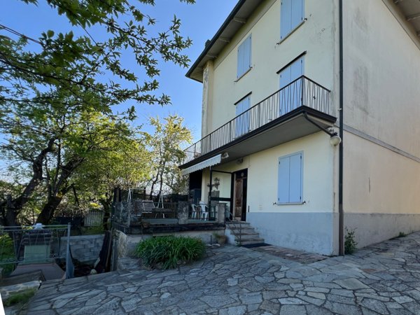 casa indipendente in vendita a Viano in zona Regnano