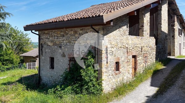 quadrivano in vendita a Viano in zona Regnano