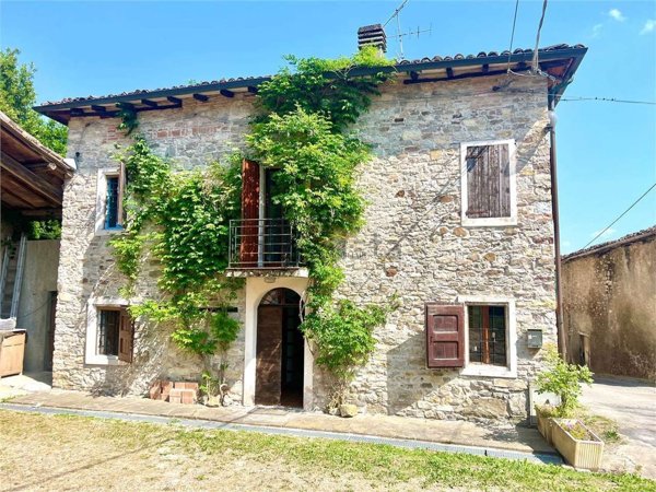 casa indipendente in vendita a Viano in zona Tabiano