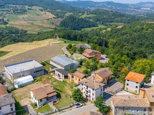 casa indipendente in vendita a Viano in zona Fondiano