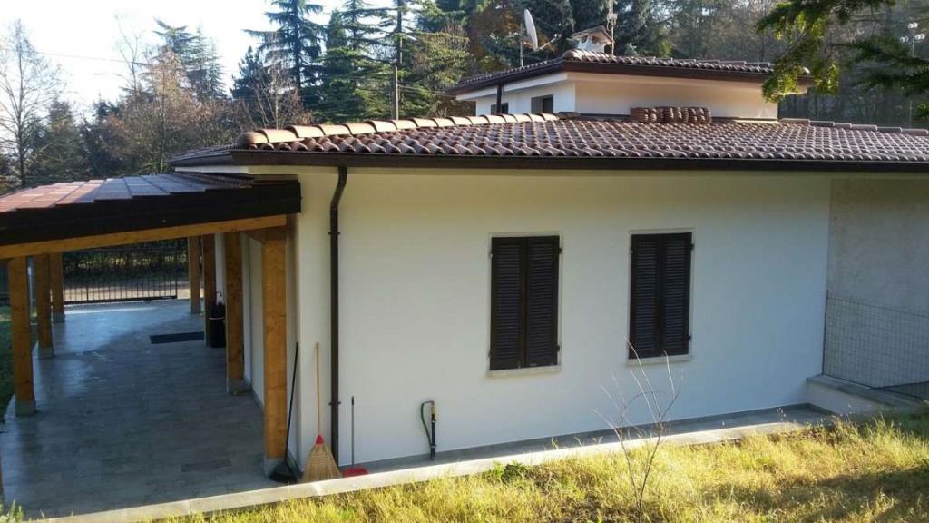 casa indipendente in vendita a Viano in zona Regnano