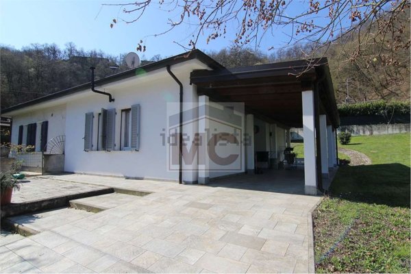 casa indipendente in vendita a Viano in zona Regnano