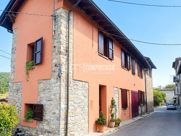 appartamento in vendita a Viano in zona Mamorra