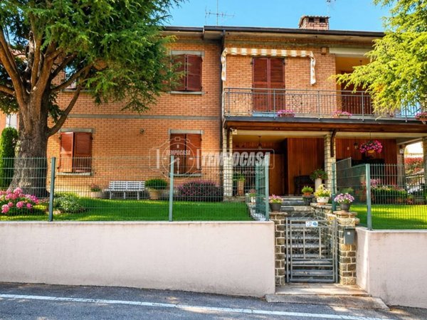 casa indipendente in vendita a Viano in zona Mamorra