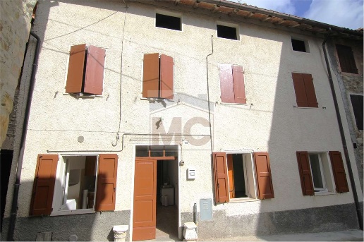 appartamento in vendita a Viano in zona Mamorra