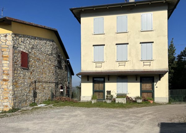 casa indipendente in vendita a Viano in zona Fondiano