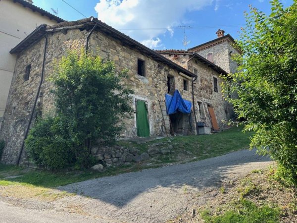 casa indipendente in vendita a Viano in zona Mamorra