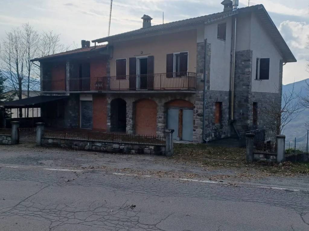 casa indipendente in vendita a Villa Minozzo in zona Primaore