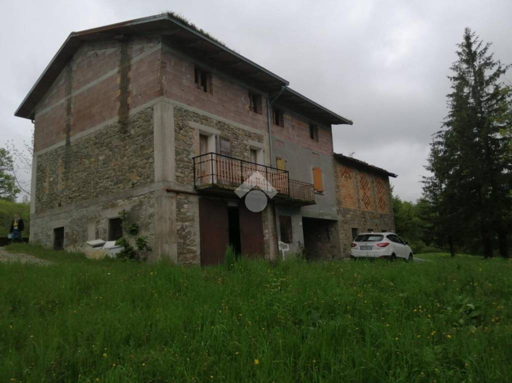 casa indipendente in vendita a Villa Minozzo in zona Asta