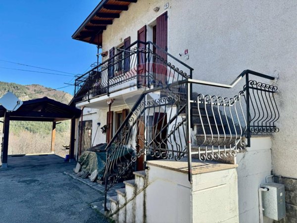 casa indipendente in vendita a Villa Minozzo in zona Febbio