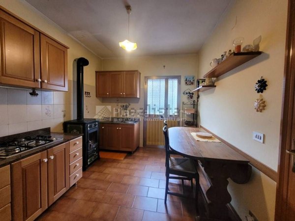 appartamento in vendita a Villa Minozzo in zona Monteorsaro