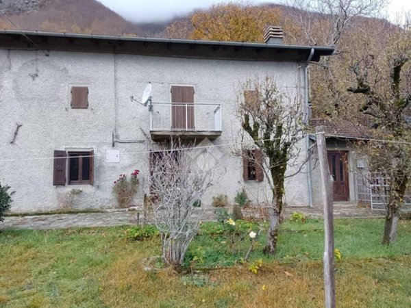 casa indipendente in vendita a Villa Minozzo in zona Civago