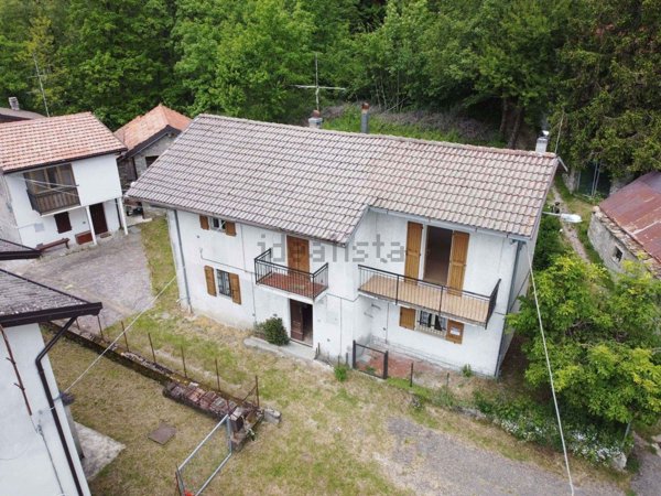 casa indipendente in vendita a Villa Minozzo in zona Febbio