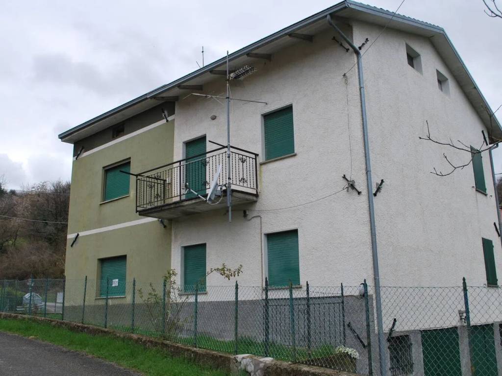 casa indipendente in vendita a Villa Minozzo in zona Febbio