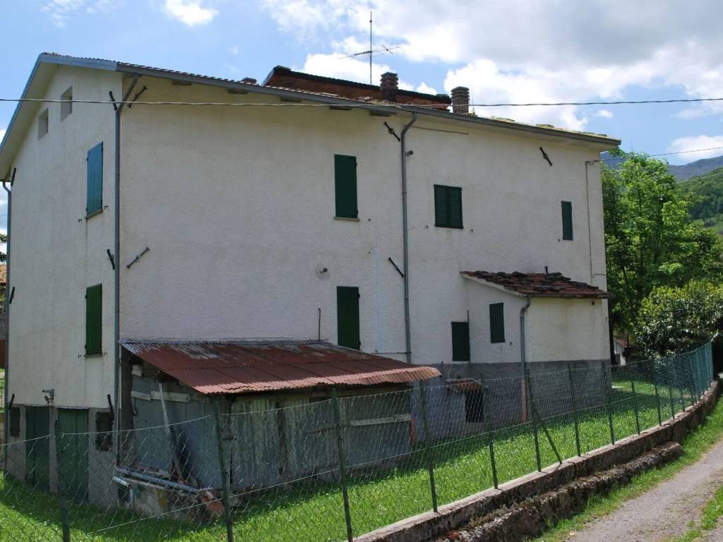 casa indipendente in vendita a Villa Minozzo in zona Febbio