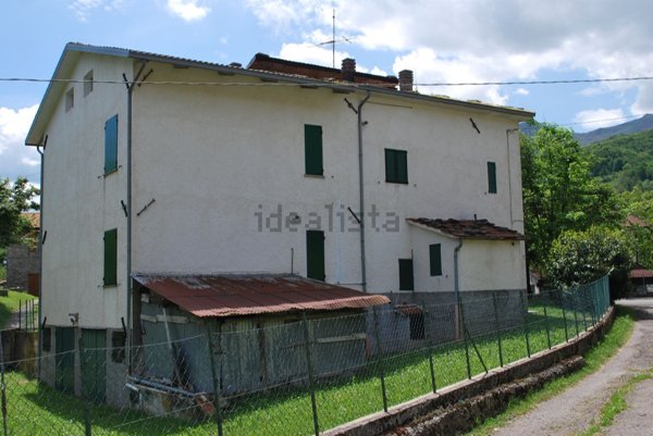 casa indipendente in vendita a Villa Minozzo in zona Febbio