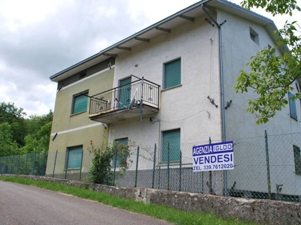 casa indipendente in vendita a Villa Minozzo in zona Febbio