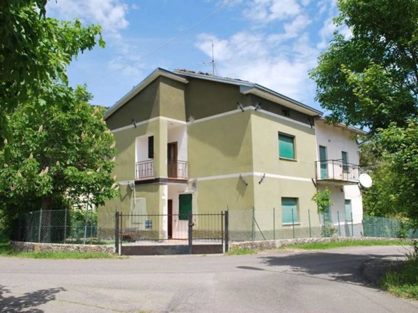 casa indipendente in vendita a Villa Minozzo in zona Febbio