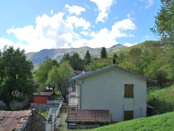 casa indipendente in vendita a Villa Minozzo in zona Monteorsaro