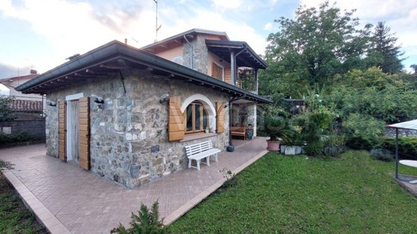 casa indipendente in vendita a Villa Minozzo in zona Poiano