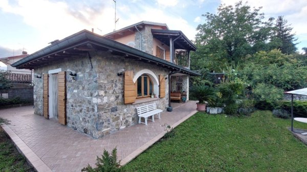 casa indipendente in vendita a Villa Minozzo in zona Poiano