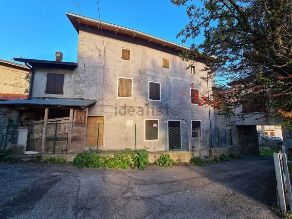 casa indipendente in vendita a Villa Minozzo in zona Febbio