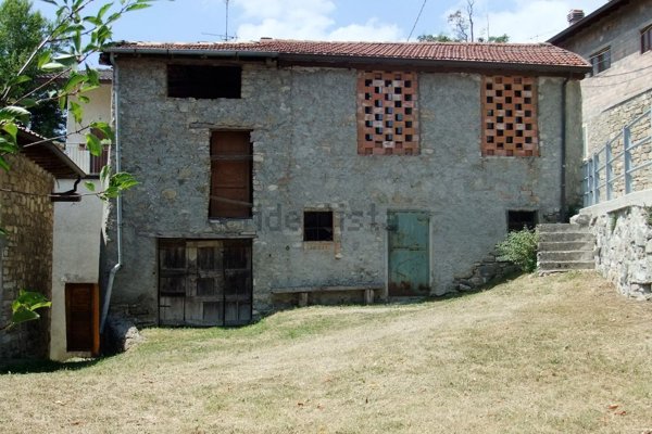 casa indipendente in vendita a Villa Minozzo in zona Poiano