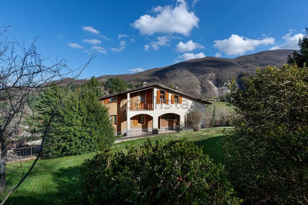 casa indipendente in vendita a Villa Minozzo in zona Sologno