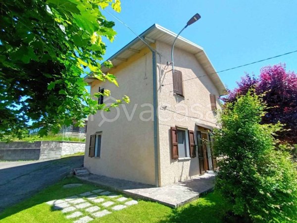 casa indipendente in vendita a Villa Minozzo in zona Poiano