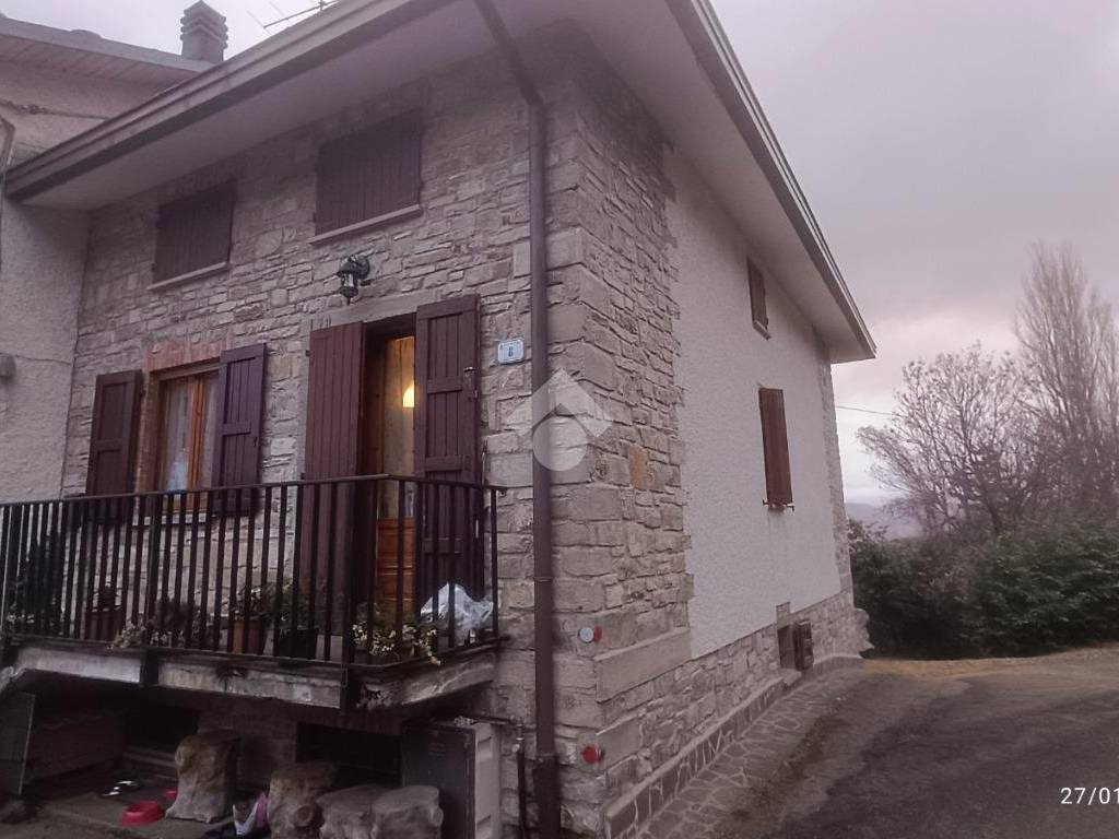 casa indipendente in vendita a Villa Minozzo in zona Novellano