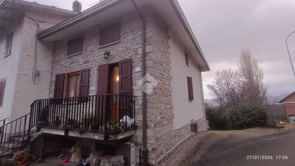 casa indipendente in vendita a Villa Minozzo in zona Novellano