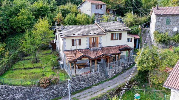 casa indipendente in vendita a Villa Minozzo in zona Febbio
