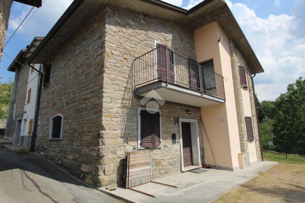 casa indipendente in vendita a Villa Minozzo in zona Lusignana